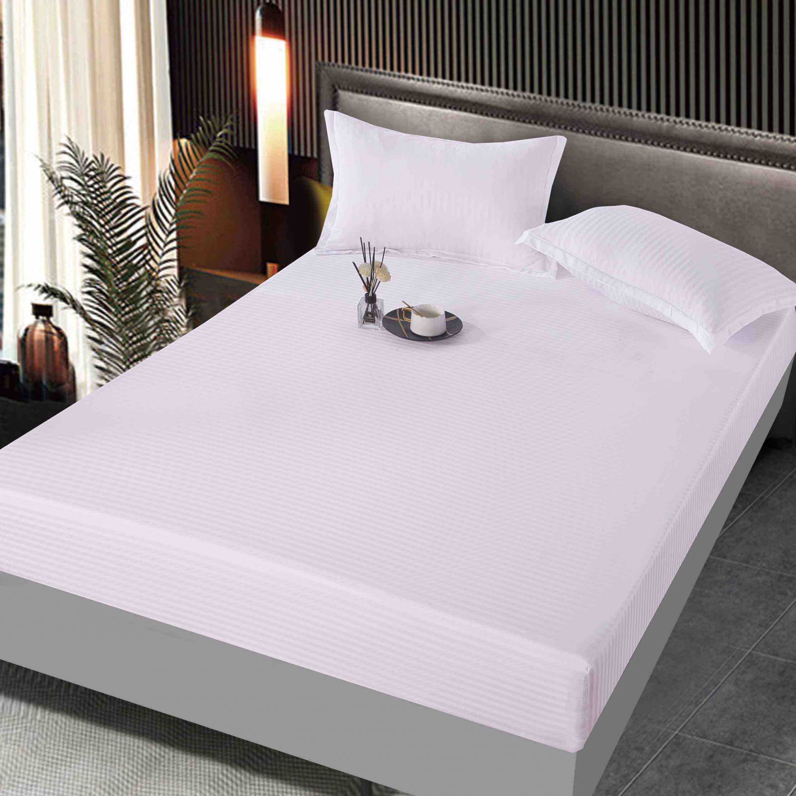 Husa de pat tip Damasc cu Elastic cu 2 fete de perna 160x200 cm Alba C1049