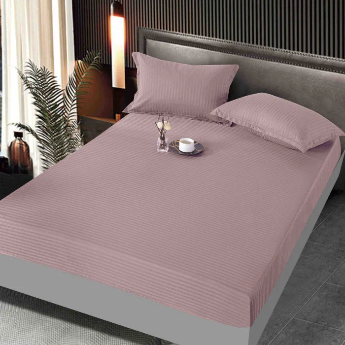Husa de pat tip Damasc cu Elastic cu 2 fete de perna 160x200 cm Roz  C1084